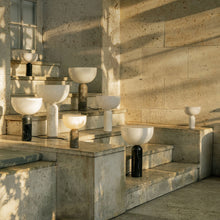 Load image into Gallery viewer, Kizu bordslampa - Grå marmor
