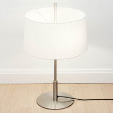Ladda upp bild till gallerivisning, Diana bordslampa med vit lampskärm
