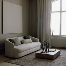 Ladda upp bild till gallerivisning, Nätt liten soffa med fast utseende. Finns i fler storlekar och tygval .
