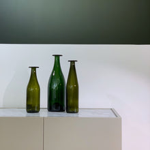 Load image into Gallery viewer, Tre Gröna Flaskor
